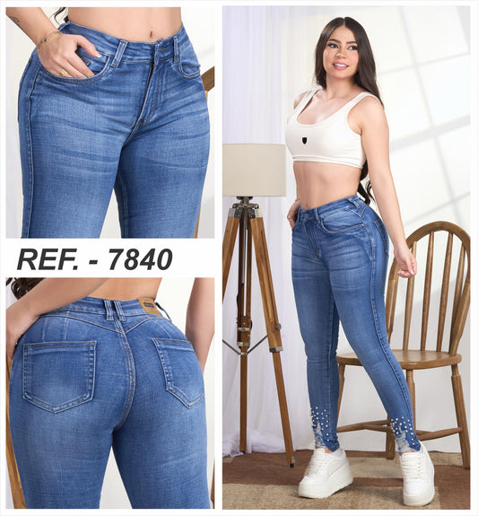 JEANS SKINNY CON PERLAS EN BOTA 7840